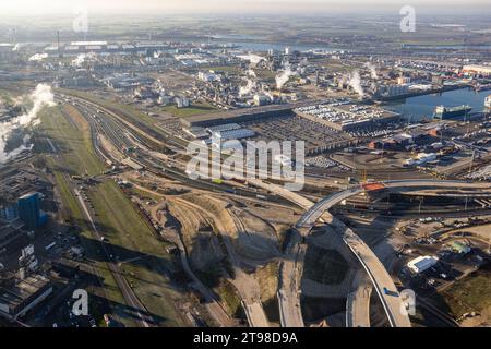 Vista aerea dell'area industriale olandese Rotterdam con cantiere nuovo quadrifoglio della superstrada Foto Stock