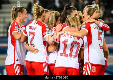 Parigi, Francia, Francia. 23 novembre 2023. Magdalena ERIKSSON del Bayern Monaco festeggia il suo gol con le compagni di squadra durante la partita di UEFA Women's Champions League del gruppo C tra il Paris Saint-Germain e il FC Bayern Monaco allo stadio Jean-Bouin il 23 novembre 2023 a Parigi, in Francia. (Immagine di credito: © Matthieu Mirville/ZUMA Press Wire) SOLO USO EDITORIALE! Non per USO commerciale! Foto Stock