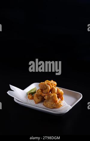 Pollo Karaage pollo fritto giapponese isolato su sfondo nero Foto Stock