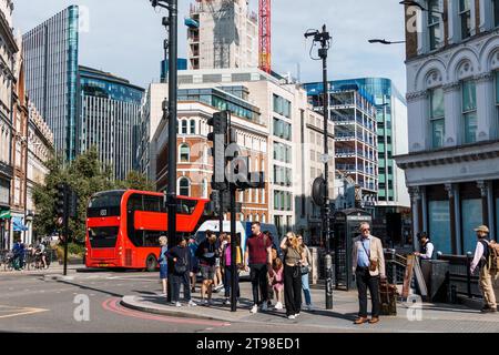 Londra, Regno Unito - 25 agosto 2023: Persone che attraversano la strada nella City di Londra. Foto Stock