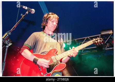 ELLIOTT SMITH, READING FESTIVAL, 1998: Il cantautore Elliott Smith (1969-2003) suona dal vivo nella Melody Maker Tent al Reading Festival, Inghilterra, Regno Unito il 29 agosto 1998. Foto: Rob Watkins. INFORMAZIONI: Elliott Smith, un influente cantautore, ha lasciato un segno indelebile sulla scena indie folk con melodie incredibilmente belle e testi introspettivi. Album come "Or/Or" e "XO" mostravano il suo talento grezzo, ma la sua tragica morte nel 2003 aggiunse un toccante strato alla sua eredità. Foto Stock