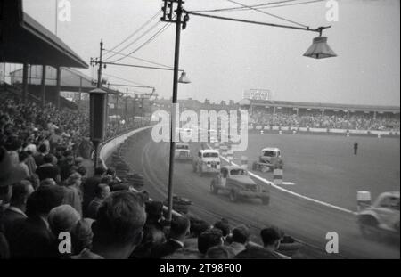 1950s, storica corsa di stock car presso l'Hyde Road Stadium di Manchester, sede di Belle Vue, speedway, Inghilterra, Regno Unito. I primi anni '50 hanno visto decollare nel Regno Unito lo sport delle stock car o delle gare di banger, con l'anno 1954 più di 35 tracciati che hanno messo in scena oltre 130 incontri. Foto Stock