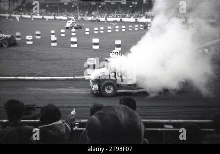 1950s, storica corsa di stock car presso l'Hyde Road Stadium di Manchester, sede di Belle Vue, speedway, Inghilterra, Regno Unito. I primi anni '50 hanno visto decollare nel Regno Unito lo sport delle stock car o delle gare di banger, con l'anno 1954 più di 35 tracciati che hanno messo in scena oltre 130 incontri. Foto Stock