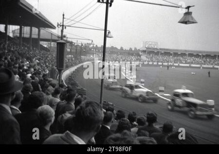 1950s, storica corsa di stock car presso l'Hyde Road Stadium di Manchester, sede di Belle Vue, speedway, Inghilterra, Regno Unito. I primi anni '50 hanno visto decollare nel Regno Unito lo sport delle stock car o delle gare di banger, con l'anno 1954 più di 35 tracciati che hanno messo in scena oltre 130 incontri. Foto Stock