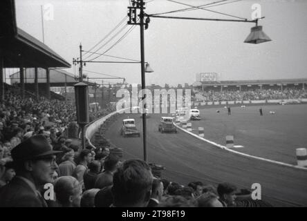 1950s, storica corsa di stock car presso l'Hyde Road Stadium di Manchester, sede di Belle Vue, speedway, Inghilterra, Regno Unito. I primi anni '50 hanno visto decollare nel Regno Unito lo sport delle stock car o delle gare di banger, con l'anno 1954 più di 35 tracciati che hanno messo in scena oltre 130 incontri. Foto Stock