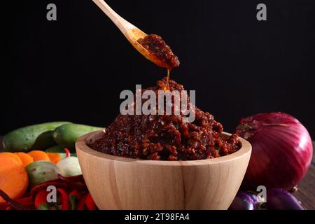 salsa di peperoncino ai gamberi di maiale, salsa locale tailandese isolata su fondo di legno Foto Stock