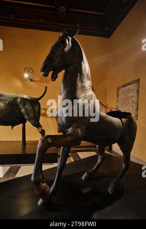 Roma, Italia - ottobre 29 2023: Scultura in bronzo del cavallo, in onore di un originale greco del IV secolo a.C., nel Palazzo del Conservatore, Museo Capitolini Foto Stock