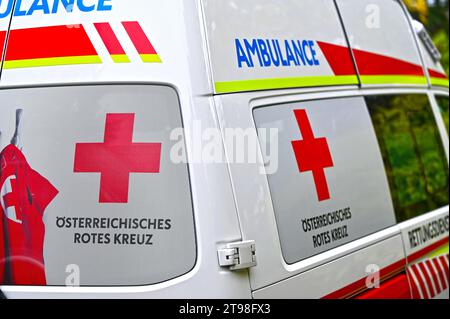 Veicolo di soccorso della Croce Rossa nella bassa Austria Foto Stock