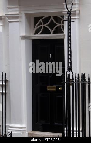 Whitehall, Londra, Regno Unito. 22 novembre 2023. La famosa porta nera al numero 11 di Downing Street. Credito: Maureen McLean/Alamy Foto Stock