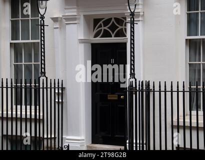 Whitehall, Londra, Regno Unito. 22 novembre 2023. La famosa porta nera al numero 11 di Downing Street. Credito: Maureen McLean/Alamy Foto Stock