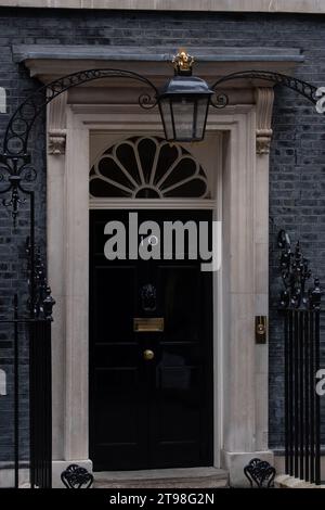 Whitehall, Londra, Regno Unito. 22 novembre 2023. La famosa porta nera al numero 10 di Downing Street. Credito: Maureen McLean/Alamy Foto Stock