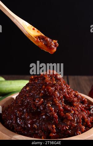 salsa di peperoncino ai gamberi di maiale, salsa locale tailandese isolata su fondo di legno Foto Stock