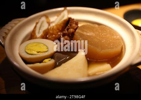 Cibo giapponese oden polpetta bollita in pentola Foto Stock