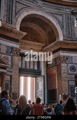 Roma, Italia - 2 novembre 2023: Vista interna del magnifico Pantheon, un antico tempio romano ora utilizzato come chiesa cattolica Foto Stock