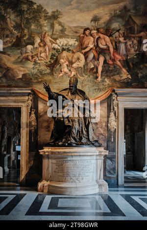 Roma, Italia - 4 novembre 2023: Statua di Papa Innocenzo X nella sala degli Orazi e Curiatii, Musei Capitolini Foto Stock