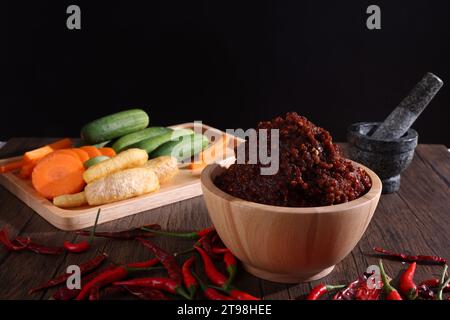 salsa di peperoncino ai gamberi di maiale, salsa locale tailandese isolata su fondo di legno Foto Stock