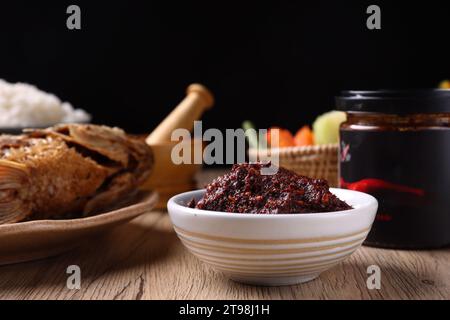 salsa di peperoncino ai gamberi di maiale, salsa locale tailandese isolata su fondo di legno Foto Stock