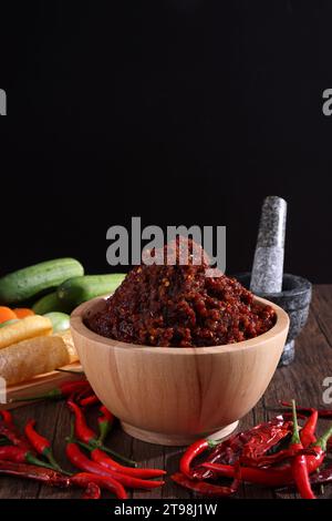 salsa di peperoncino ai gamberi di maiale, salsa locale tailandese isolata su fondo di legno Foto Stock