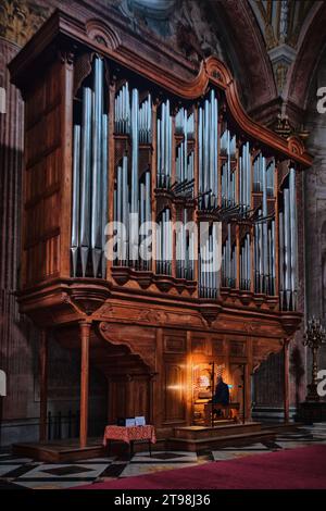 Roma, Italia - ottobre 29 2023: Un uomo che suona un organo a canne nella basilica di Santa Maria degli Angeli e dei Martiri Foto Stock