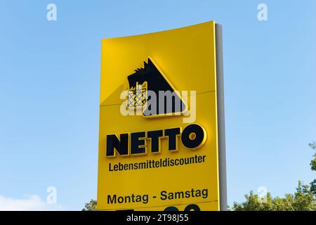 Cartello netto Lebensmitteldiscounter. Un cane nero con un carrello fa parte del logo. I negozi di alimentari si trovano in Germania Foto Stock