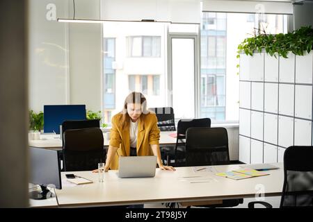 La freelance lavora in un ufficio di coworking, lavora in un ambiente democratico Foto Stock