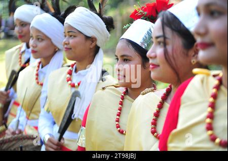 Sylhet, Bangladesh. 23 novembre 2023. La tribù Khasi vestita con il loro abbigliamento tradizionale per celebrare il Khasi Seng Kut Snem 2023 organizzato dal Consiglio sociale Khasi. Khasi Seng Kut snem è un tradizionale festival di fine anno della comunità Khasi della Greater Sylhet Division. Questa cerimonia si è svolta nel campo Magurchhara Khasia Punji a Kamalganj. Foto Stock