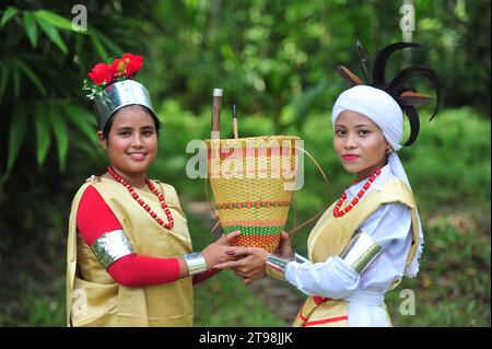 Sylhet, Bangladesh. 23 novembre 2023. La tribù Khasi vestita con il loro abbigliamento tradizionale per celebrare il Khasi Seng Kut Snem 2023 organizzato dal Consiglio sociale Khasi. Khasi Seng Kut snem è un tradizionale festival di fine anno della comunità Khasi della Greater Sylhet Division. Questa cerimonia si è svolta nel campo Magurchhara Khasia Punji a Kamalganj. Foto Stock