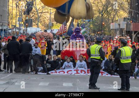 New York, Stati Uniti. 23 novembre 2023. NEW YORK, NEW YORK - 23 NOVEMBRE: Macy's Thanksgiving Day Parade è stata temporaneamente sospesa quando una manciata di manifestanti pro-palestinesi saltò le barricate e corse in strada lungo la strada lungo la Sixth Avenue il 23 novembre 2023 a New York City. Crediti: Ron Adar/Alamy Live News Foto Stock