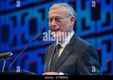 Wittlich, Germania. 23 novembre 2023. L'ex presidente tedesco Horst Köhler tiene il discorso di lode al cantante, pittore e autore Wolfgang Niedecken. Niedecken ha ricevuto il premio Georg Meistermann dalla città di Wittlich. Credito: Harald Tittel/dpa/Alamy Live News Foto Stock