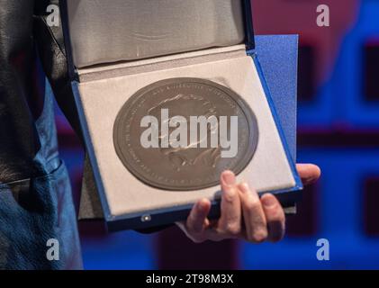 Wittlich, Germania. 23 novembre 2023. Il cantante, pittore e autore Wolfgang Niedecken riceve il premio Georg Meistermann dalla città di Wittlich. Credito: Harald Tittel/dpa/Alamy Live News Foto Stock