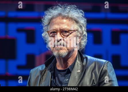 Wittlich, Germania. 23 novembre 2023. Il cantante, pittore e autore Wolfgang Niedecken esprime i suoi ringraziamenti dopo aver ricevuto il premio Georg Meistermann dalla città di Wittlich. Credito: Harald Tittel/dpa/Alamy Live News Foto Stock