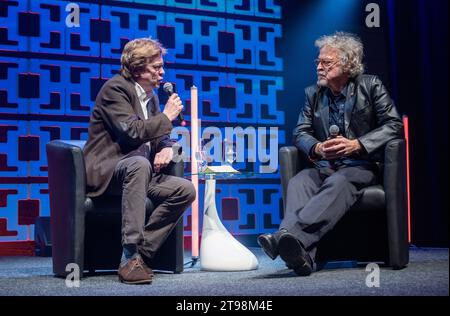 Wittlich, Germania. 23 novembre 2023. Il cantante, pittore e autore Wolfgang Niedecken (r) parla con la giornalista sportiva Bela Rethy dopo aver ricevuto il premio Georg Meistermann dalla città di Wittlich. Credito: Harald Tittel/dpa/Alamy Live News Foto Stock