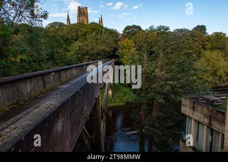 Durham Cathedral da un ponte pedonale sul fiume Wear nel tardo pomeriggio d'estate, contea di Durham Foto Stock