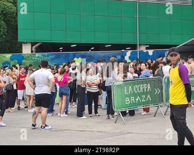 San Paolo, San Paolo, Brasile. 23 novembre 2023. SAN PAOLO (SP), 11/23/2023 - CODA/BIGLIETTI/TAYLOR SWIFT - coda rimossa biglietti e kit di merchandising per il Taylor Swift Show, che si svolge il 24/25 e il 26/11 presso Allianz Parque, a San Paolo (foto: Oslaim Brito/Thenews2/Zumapress) (immagine di credito: © Oslaim Brito/TheNEWS2 via ZUMA Press Wire) SOLO USO EDITORIALE! Non per USO commerciale! Foto Stock