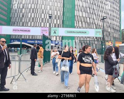 San Paolo, San Paolo, Brasile. 23 novembre 2023. SAN PAOLO (SP), 11/23/2023 - CODA/BIGLIETTI/TAYLOR SWIFT - coda rimossa biglietti e kit di merchandising per il Taylor Swift Show, che si svolge il 24/25 e il 26/11 presso Allianz Parque, a San Paolo (foto: Oslaim Brito/Thenews2/Zumapress) (immagine di credito: © Oslaim Brito/TheNEWS2 via ZUMA Press Wire) SOLO USO EDITORIALE! Non per USO commerciale! Foto Stock