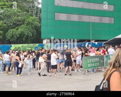 San Paolo, San Paolo, Brasile. 23 novembre 2023. SAN PAOLO (SP), 11/23/2023 - CODA/BIGLIETTI/TAYLOR SWIFT - coda rimossa biglietti e kit di merchandising per il Taylor Swift Show, che si svolge il 24/25 e il 26/11 presso Allianz Parque, a San Paolo (foto: Oslaim Brito/Thenews2/Zumapress) (immagine di credito: © Oslaim Brito/TheNEWS2 via ZUMA Press Wire) SOLO USO EDITORIALE! Non per USO commerciale! Foto Stock