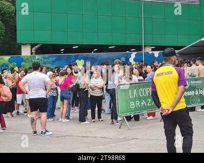 San Paolo, San Paolo, Brasile. 23 novembre 2023. SAN PAOLO (SP), 11/23/2023 - CODA/BIGLIETTI/TAYLOR SWIFT - coda rimossa biglietti e kit di merchandising per il Taylor Swift Show, che si svolge il 24/25 e il 26/11 presso Allianz Parque, a San Paolo (foto: Oslaim Brito/Thenews2/Zumapress) (immagine di credito: © Oslaim Brito/TheNEWS2 via ZUMA Press Wire) SOLO USO EDITORIALE! Non per USO commerciale! Foto Stock