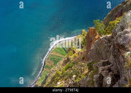 Vista sul mare e sulla terra dal punto panoramico di Cabo Girão a 580 metri sul livello del mare, sull'isola di Madeira. Foto Stock