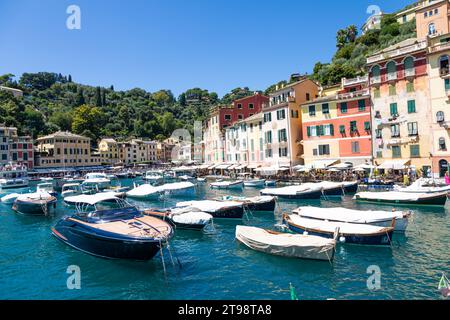 Portofino, Italia - 7 agosto 2023: Panorama panoramico con mare e yacht di lusso. La destionalizzazione dei viaggi in Italia Foto Stock