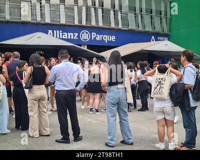 San Paolo, San Paolo, Brasile. 23 novembre 2023. SAN PAOLO (SP), 11/23/2023 - CODA/BIGLIETTI/TAYLOR SWIFT - coda rimossa biglietti e kit di merchandising per il Taylor Swift Show, che si svolge il 24/25 e il 26/11 presso Allianz Parque, a San Paolo (foto: Oslaim Brito/Thenews2/Zumapress) (immagine di credito: © Oslaim Brito/TheNEWS2 via ZUMA Press Wire) SOLO USO EDITORIALE! Non per USO commerciale! Foto Stock