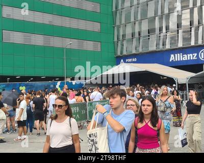 San Paolo, San Paolo, Brasile. 23 novembre 2023. SAN PAOLO (SP), 11/23/2023 - CODA/BIGLIETTI/TAYLOR SWIFT - coda rimossa biglietti e kit di merchandising per il Taylor Swift Show, che si svolge il 24/25 e il 26/11 presso Allianz Parque, a San Paolo (foto: Oslaim Brito/Thenews2/Zumapress) (immagine di credito: © Oslaim Brito/TheNEWS2 via ZUMA Press Wire) SOLO USO EDITORIALE! Non per USO commerciale! Foto Stock