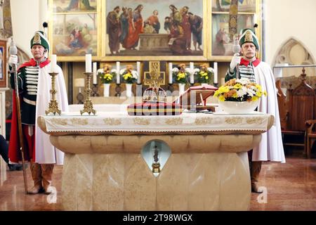 Replica della Sacra Corona d'Ungheria (Corona di Santo Stefano alias István sull'altare principale. Chiesa Parrocchiale della città interna Budapest, Ungheria, 07. il 20 ottobre Foto Stock