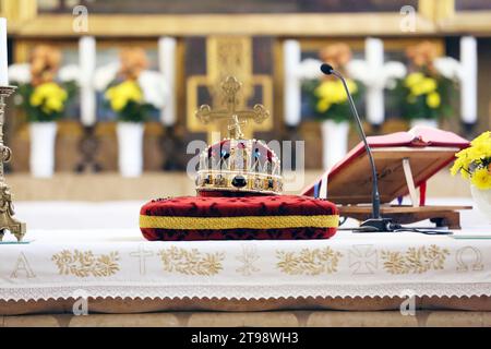 Replica della Sacra Corona d'Ungheria (Corona di Santo Stefano alias István sull'altare principale. Chiesa Parrocchiale della città interna Budapest, Ungheria, 07. il 20 ottobre Foto Stock