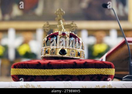 Replica della Sacra Corona d'Ungheria (Corona di Santo Stefano alias István sull'altare principale. Chiesa Parrocchiale della città interna Budapest, Ungheria, 07. il 20 ottobre Foto Stock