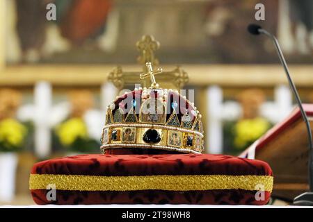 Replica della Sacra Corona d'Ungheria (Corona di Santo Stefano alias István sull'altare principale. Chiesa Parrocchiale della città interna Budapest, Ungheria, 07. il 20 ottobre Foto Stock