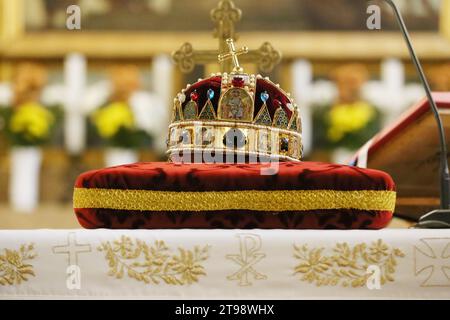 Replica della Sacra Corona d'Ungheria (Corona di Santo Stefano alias István sull'altare principale. Chiesa Parrocchiale della città interna Budapest, Ungheria, 07. il 20 ottobre Foto Stock