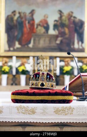 Replica della Sacra Corona d'Ungheria (Corona di Santo Stefano alias István sull'altare principale. Chiesa Parrocchiale della città interna Budapest, Ungheria, 07. il 20 ottobre Foto Stock