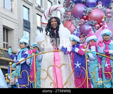 23 novembre 2023, New York, New York, USA: Il cantante BRANDI alla Macy's Thanksgiving Day Parade del 2023 attira un'enorme folla a Manhattan per guardare le mongolfiere passare per le strade. (Immagine di credito: © Andrea Renault/ZUMA Press Wire) SOLO USO EDITORIALE! Non per USO commerciale! Foto Stock