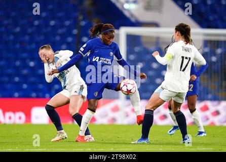 Julie Dufour (sinistra) del Paris FC e Gaetane Thiney si battono per il pallone con Kadeisha Buchanan del Chelsea durante la partita di UEFA Women's Champions League Group D a Stamford Bridge, Londra. Data foto: Giovedì 23 novembre 2023. Foto Stock