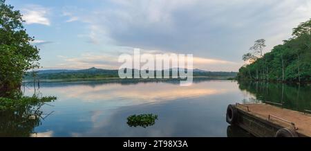 Vista del tramonto sul nilo vicino a Jinja, Uganda. Foto Stock